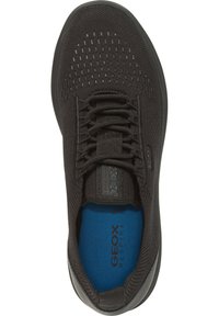 Sneaker nera con tomaia in mesh traspirante, dotata di un sistema di lacci tono su tono e di una soletta blu etichettata "GEOX RESPIRA" per il comfort.