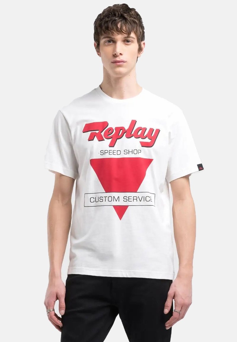 T-shirt bianco in cotone con un grafico a triangolo rosso e il testo "Replay Speed Shop" e "Custom Service" in colori audaci e contrastanti.