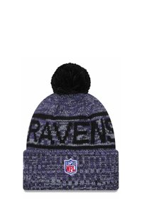 Lila und schwarze gestrickte Mütze mit geripptem Bündchen, mit dem Text "RAVENS" und einem Pompon oben; NFL-Logo-Detail an der Vorderseite.
