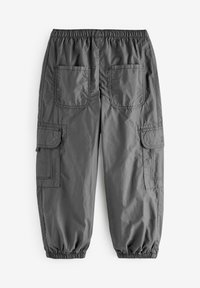 Pantalon cargo gris avec une taille élastique, des poignets fuselés, quatre grandes poches et une texture de tissu lisse et léger.