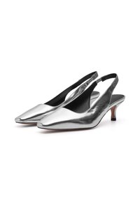 Zapatos slingback de metal plateado con punta afilada, tacón bajo, textura suave y acabado semibrillante. Presentan un diseño elegante y minimalista.