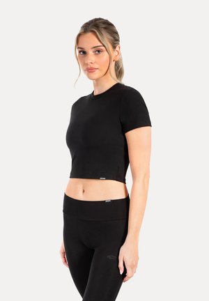 Zwart cropped sporttopje met korte mouwen, gladde textuur, ronde halslijn en subtiel merkembleem aan de zoom.