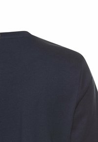 Mørkeblå bomulds t-shirt med rund hals, korte ærmer og glat tekstur; har et simpelt, ensfarvet design uden logoer.