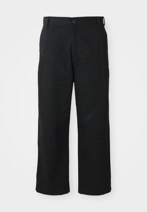 Pantalones anchos negros de tela suave. Presentan un cierre de botón, trabillas para cinturón y dobladillos rectos para un ajuste relajado.