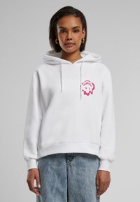 Hoodie blanc avec cordons de serrage, poche avant et logo graphique rose. Dispose de poignets et d'un ourlet côtelés, fabriqué en tissu doux et épais.