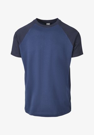 T-shirt bleu marine à manches courtes, avec un design raglan en bleu marine plus foncé contrastant. Fabriqué en tissu doux et respirant avec une texture lisse.