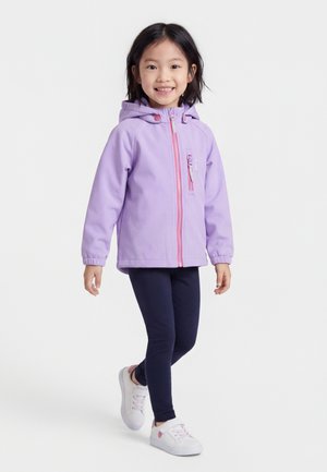 Lächelndes Kind läuft, trägt eine hellviolette Kapuzenjacke mit pinkem Reißverschluss, dunkelblaue Leggings und weiße Turnschuhe mit pinken Akzenten.