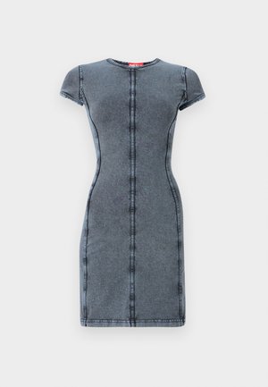 Traper haljina tamno sive boje s kratkim rukavima, okruglim izrezom i središnjim detaljem šivanja. Glatka tekstura, prilagođeni kroj, do koljena.