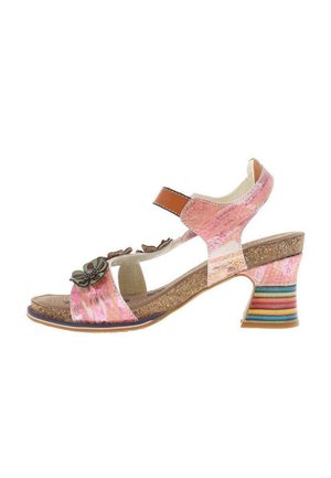 Sandale ouverte avec un tissu à motifs rose et lavande, ornée d'une accent floral et d'un talon rayé multicolore.