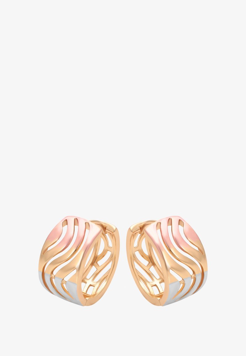 Pár zlatých a stříbrných náušnic ve tvaru kruhu s otvorenými vzory a vlnitými výřezy.