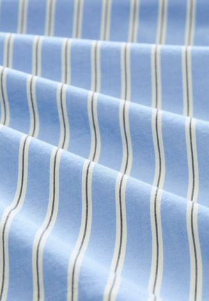 Tissu bleu clair avec des rayures verticales blanches espacées uniformément et des rayures noires fines, présenté avec des plis doux formant des ondulations délicates.