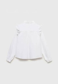 Cămașă albă cu mâneci lungi, cu accente ruffle la umeri, guler și manșete cu nasturi, având o croială lejeră. Material de bumbac neted, cu un design simplu.