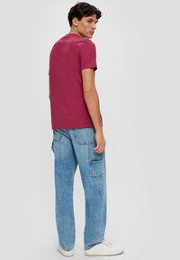 QS MIT STICKEREI - T-Shirt print - himbeere