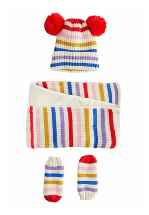 Strickmütze für den Winter mit roten Pompons, bunt gestreift; passender Schal mit horizontalen Streifen; Paar gestreifte, gestrickte Fäustlinge.