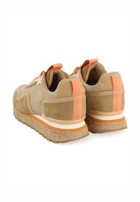 Zapatillas deportivas beige con una parte superior de malla texturizada y detalles de ante. Incluye una etiqueta en el talón de color rosa-naranja y una suela estilo yute.