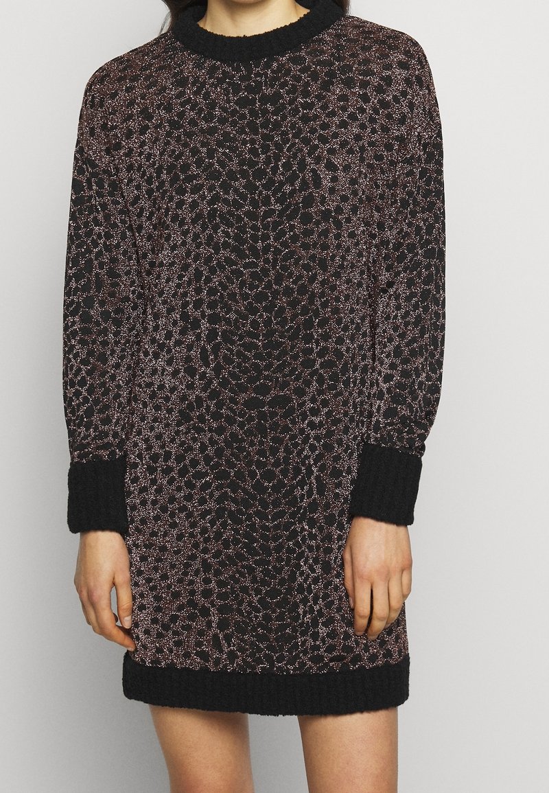Robe en tricot avec une base noire et un motif de feuilles métalliques roses, dotée d'un col montant et de poignets et ourlet côtelés pour la texture.