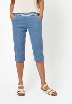 Hellblaue Capri-Hosen mit einem gestreiften elastischen Bund, seitlichen Taschen und Kontrastnähten entlang der Nähte. Glatte Jeansstruktur.