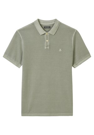 Krótki rękaw koszulki polo w jasnym oliwkowym kolorze z dwoma guzikami i małym białym logo „M OP” na lewej piersi.