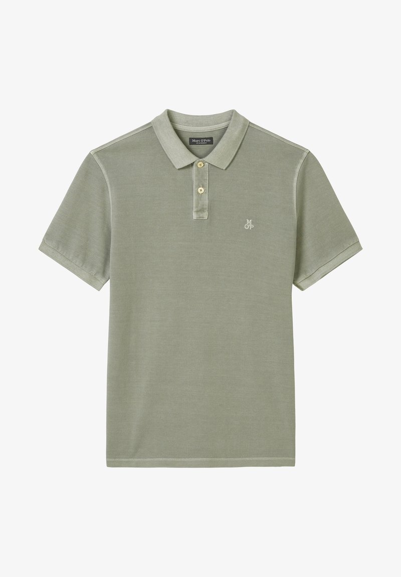 Polo vert olive clair à manches courtes avec patte de boutonnage à deux boutons et petit logo blanc "M OP" sur la poitrine gauche.