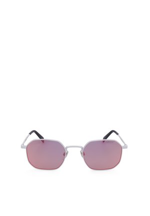 Occhiali da sole con montatura in metallo argento e lenti esagonali tinta rosa, con terminali delle aste neri e naselli regolabili.