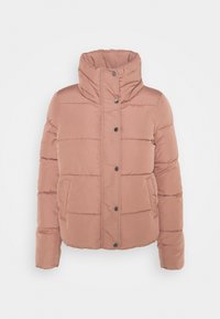 Gevoerde roze jas met hoge kraag, knopen aan de voorkant en twee zijzakken; gladde textuur en gestikt ontwerp.