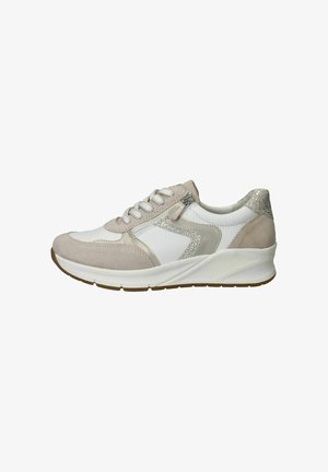 Witte en beige sneaker met zijrits, veters aan de voorkant, glitterdetails op de hiel en zijkant, en een dikke witte zool.