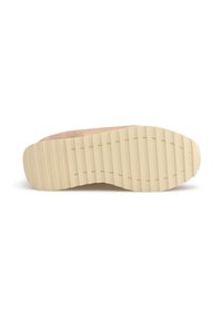 Scarpa beige in suede con suola in gomma testurizzata e rigata. La suola presenta scanalature orizzontali per una migliore aderenza, offrendo un design distintivo.