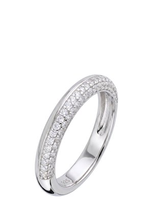 Silberring mit einer Reihe kleiner runder klarer Steine, die entlang des Bandes gesetzt sind, mit 925 für Sterlingsilber gekennzeichnet.