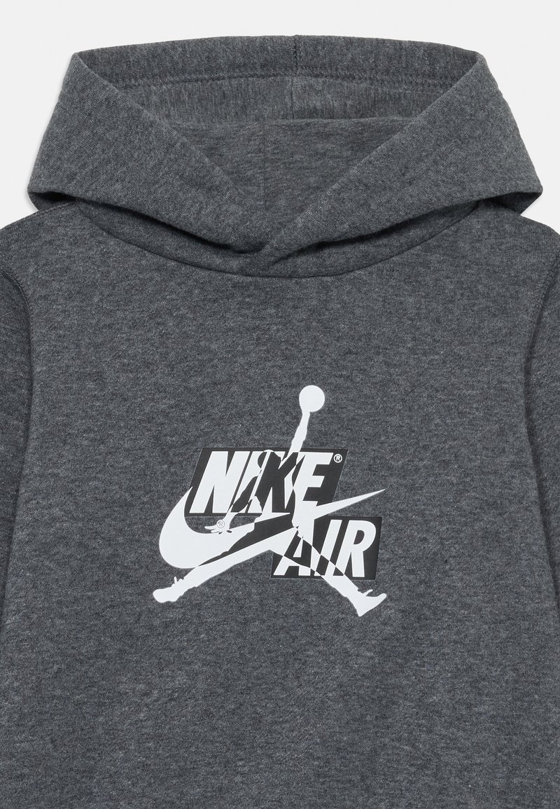 Felpa grigia realizzata in tessuto morbido, con un grande logo bianco Nike Air e un grafico Jumpman sulla parte frontale, con un classico design con cappuccio.