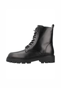 Botas de cuero negras hasta el tobillo con puntera redondeada, cordones en la parte delantera y una robusta suela de goma negra con un patrón de banda de rodadura grueso.