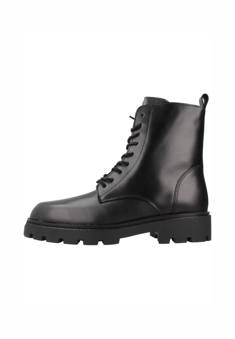 Botas de cuero negras hasta el tobillo con puntera redondeada, cordones en la parte delantera y una robusta suela de goma negra con un patrón de banda de rodadura grueso.