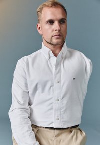 Tommy Hilfiger SOLID HERITAGE - Skjorter - opthic white
