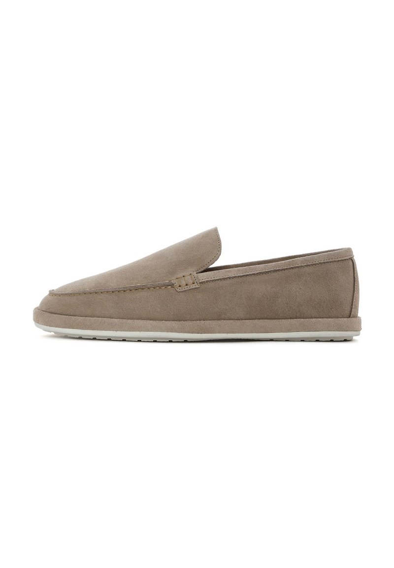 Zapato marrón de ante tipo slip-on con puntera redondeada, costuras reforzadas en el borde y una suela de goma de color claro. Diseño simple, sin marcas visibles.