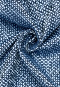 Blauw gestreepte stof met een geometrisch diamantpatroon in verschillende tinten blauw. Zachte textuur met een geweven uiterlijk.
