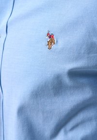 Unausgewählt, light blue