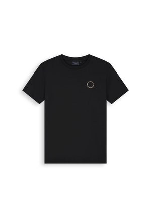 Zwart T-shirt met korte mouwen en een ronde hals, voorzien van een klein cirkelvormig logo op de linkerborst met daarop herhaaldelijk het woord "BALLIN" in gouden letters.