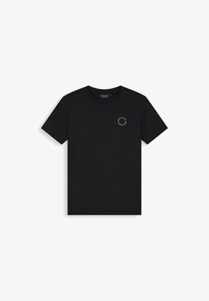 Zwart T-shirt met korte mouwen en een ronde hals, voorzien van een klein cirkelvormig logo op de linkerborst met daarop herhaaldelijk het woord "BALLIN" in gouden letters.