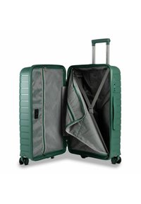 Maleta dura verde con superficie texturada, un asa retráctil, compartimentos con cremallera y correas interiores para asegurar los objetos.