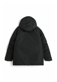 Sort pufferjakke med hætte, der har en glat overflade, polstret tekstur og elastiske manchetter. Simpelt design uden synlige lukninger.
