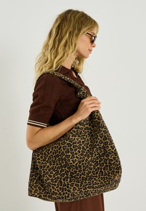 Grain de Malice, GRAND SAC IMPRIMÉ LÉOPARD - Bolso shopping - camel