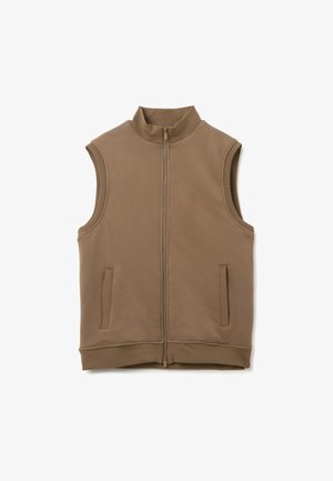 Polo senza maniche di colore marrone con zip, dotato di un alto colletto, realizzato in tessuto morbido. Presenta due tasche laterali e una texture liscia.