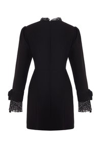 Robe noire au silouhette ajustée, à manches longues avec des poignets en dentelle transparente à pois et un col haut avec un trim froncé.