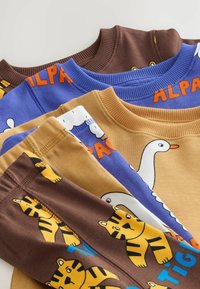 Quatre sweatshirts colorés : marron avec un motif de tigre, bleu avec "ALPACA", jaune avec un design de oie, et beige avec divers graphismes d'animaux.
