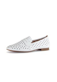 Witte leren loafers met perforaties in vierkante patronen, een platte tankleurige zool en een gestikt ontwerp op de bovenkant. Beschikt over een instapstijl.