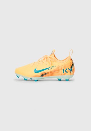 Żółte buty piłkarskie z turkusowym logo Nike, teksturowana cholewka i gradientowy wzór. Wyposażone w sześć niebieskich kołków dla lepszej przyczepności.
