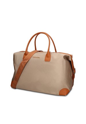 Borsa da viaggio beige con manici in pelle marrone, rinforzi agli angoli e tracolla regolabile con marchio in rilievo.