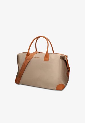 Borsa da viaggio beige con manici in pelle marrone, rinforzi agli angoli e tracolla regolabile con marchio in rilievo.