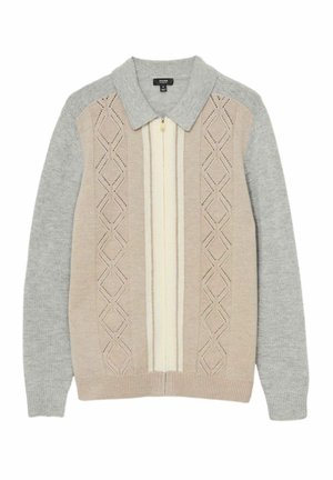 Hellgrauer gestrickter Pullover mit Kragen, ausgestattet mit einem beigen gemusterten Mittelteil, einem halben Reißverschluss und gerippten Bündchen.