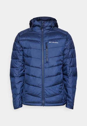 Dunkelblauer isolierter Daunenjacke mit Kapuze, mit gestepptem Design, Reißverschluss und subtiler Logoplatzierung auf der oberen linken Brust.
