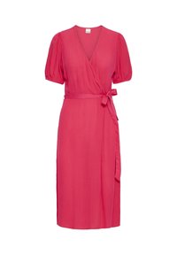 Robe portefeuille midi rose vif avec col en V, manches courtes bouffantes et ceinture nouée à la taille sur fond blanc uni.